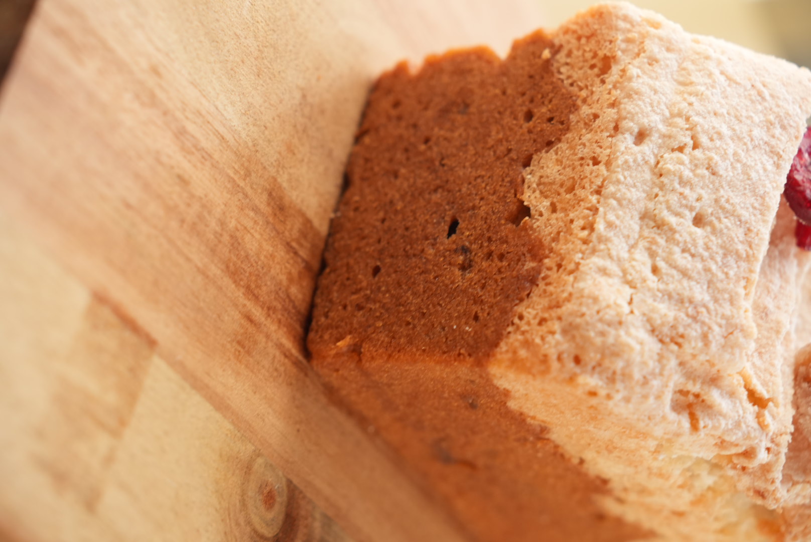 軽やかな白いダコワーズと、密度のある栗のケーク。焼き上がりの違う二つの生地
