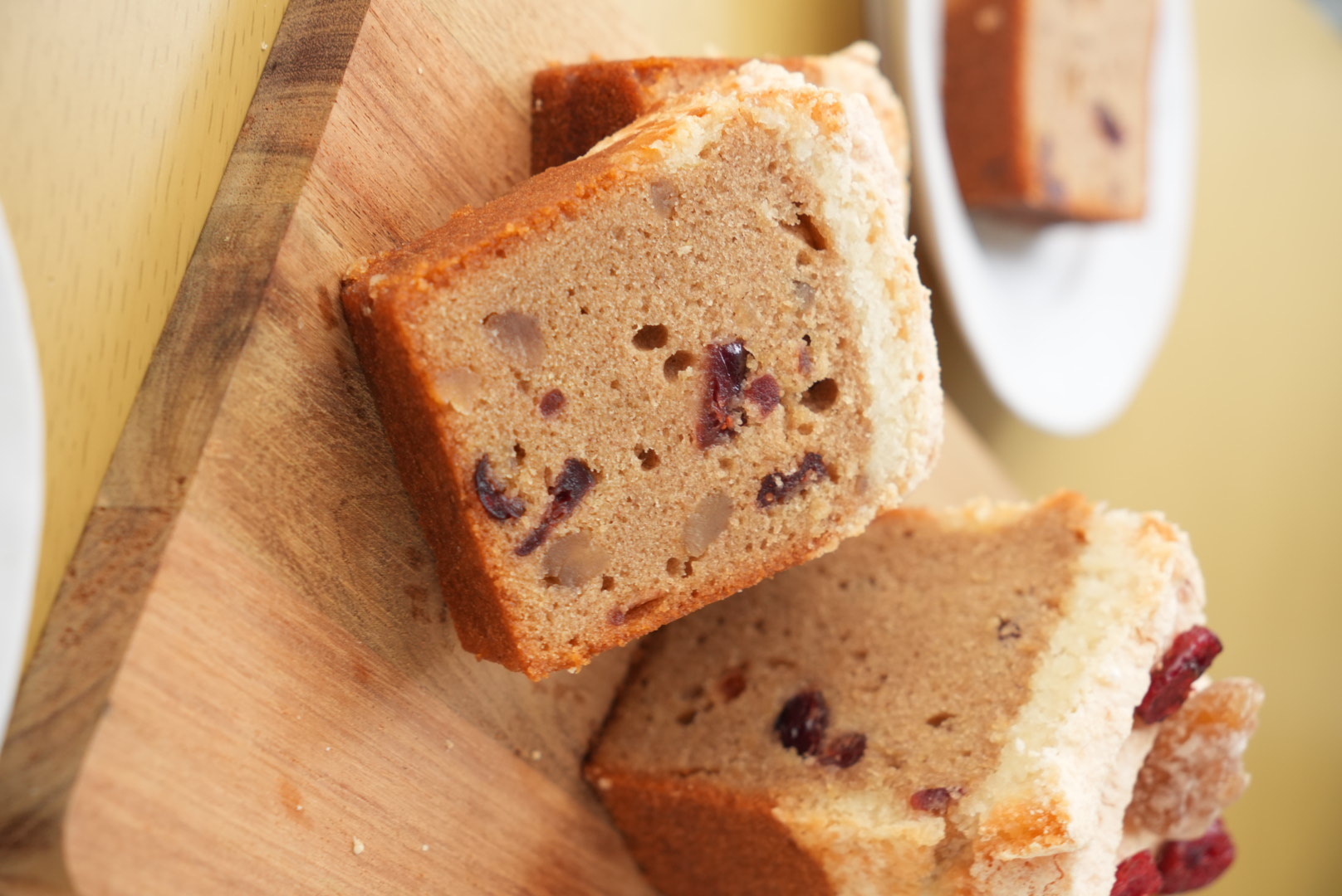 栗とクランベリーがのぞく一切れと、ダコワーズを重ねたケーク