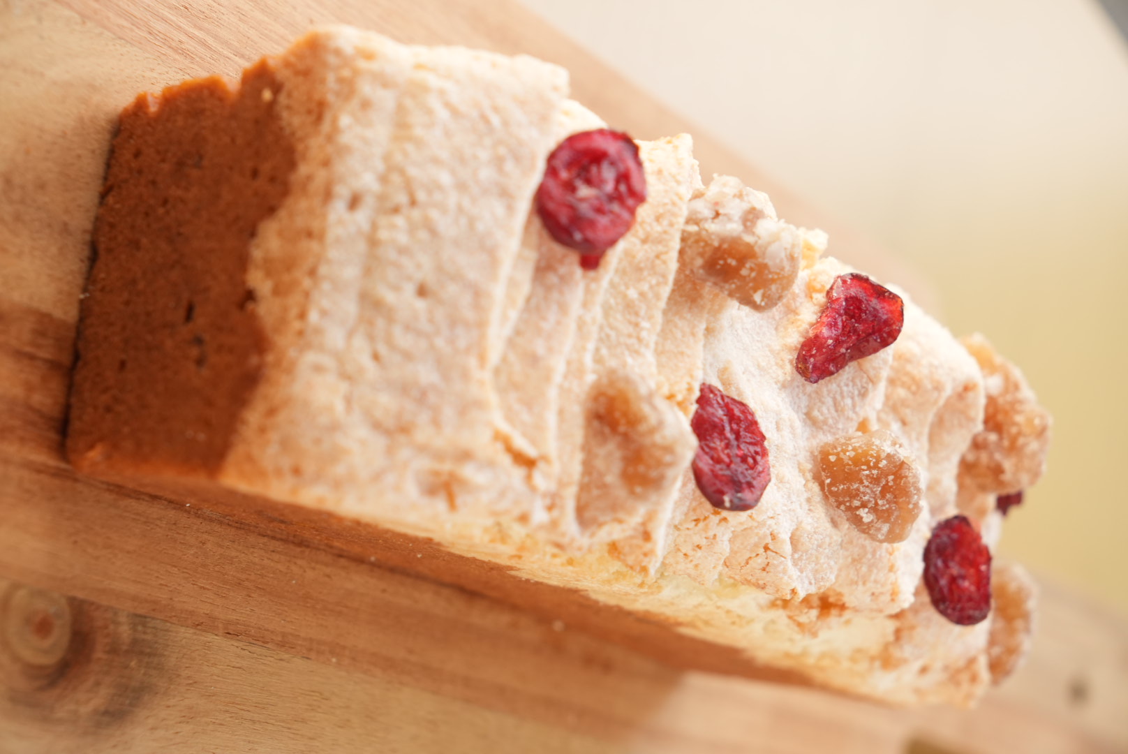 粉糖をまとったココナッツのダコワーズを重ね、栗とクランベリーを飾ったケークマロンココ